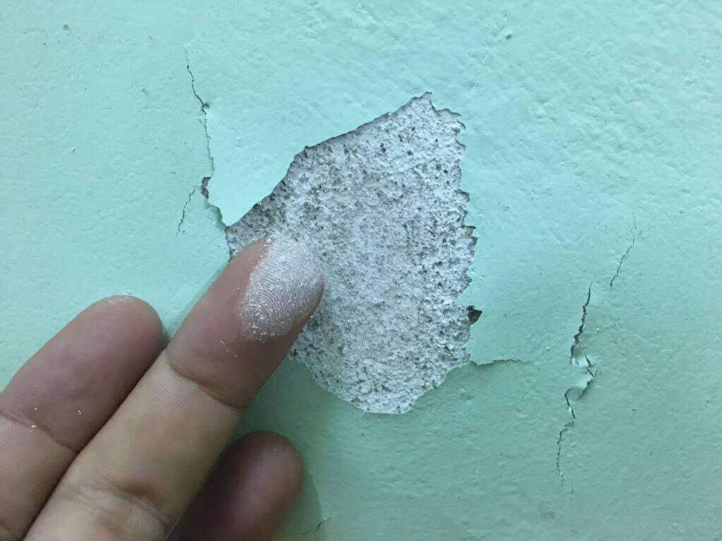 Vệ sinh bề mặt không kỹ hoặc sử dụng bột trét kém chất lượng khiến bột dễ rã phấn kéo theo sự bong tróc của lớp sơn phủ